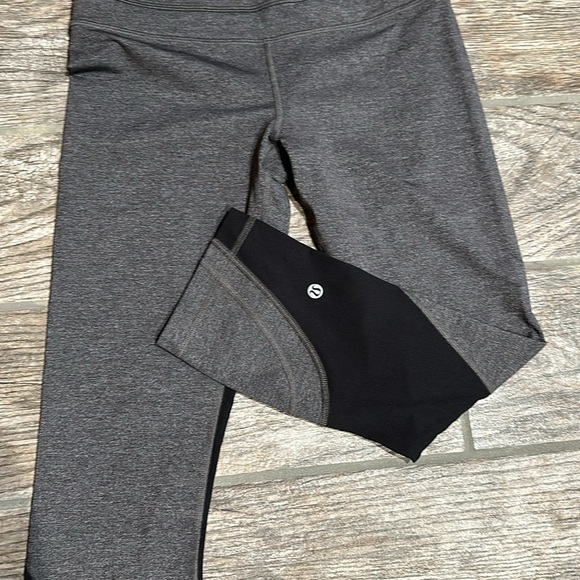 Lululemon Capris, Size 6 - Picture 4 of 4